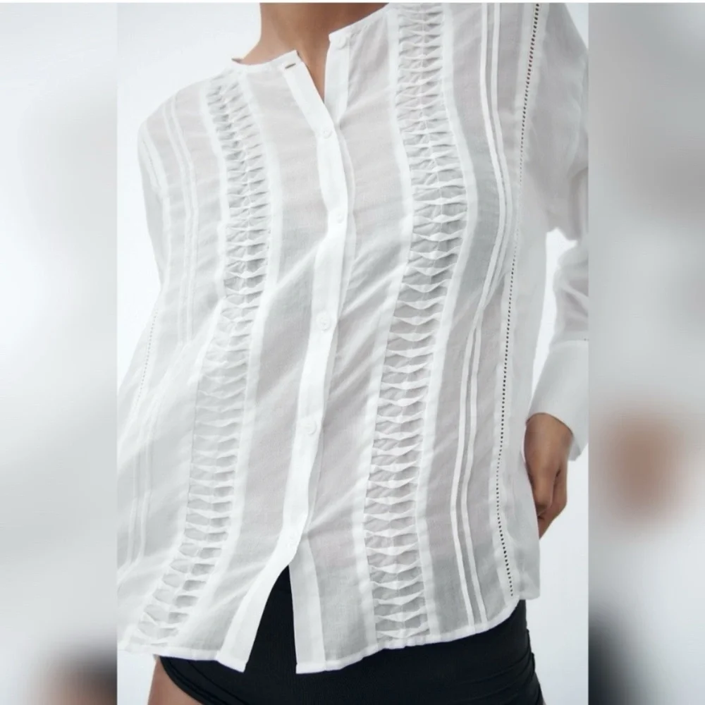 🐚 ZARA IVORY PRRFORATED THE MONA BLOUSE!